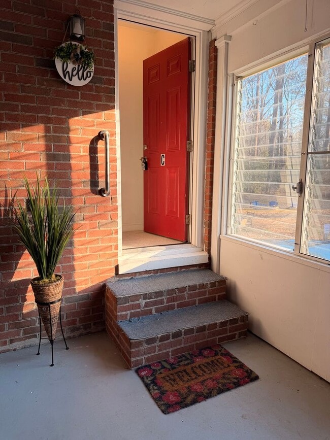 Photo - Cute-as-a-Button 2BR/2BA Apartment in Williamsburg VA | Private Entrance + Utilities Included Unidad 108 Cooley Rd  C