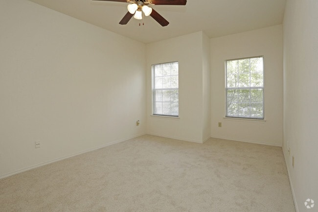 1BR, 1BA - 752 SF - Bedroom
