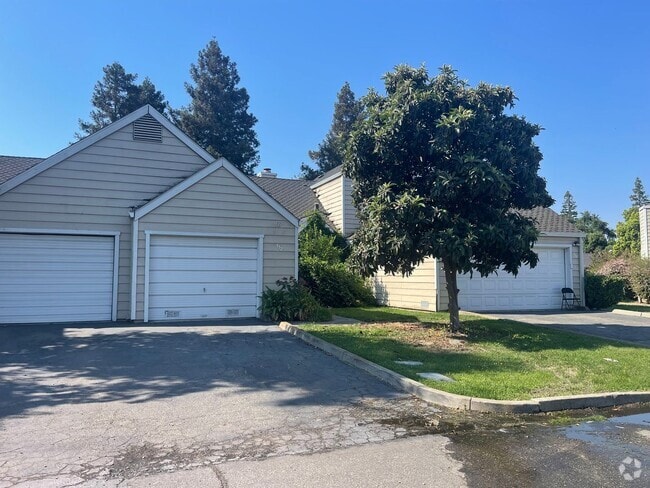 Building Photo - 2br/2ba condo with attached garage Unit 112
