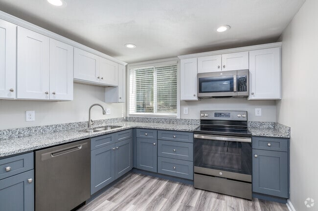 2BR, 1BA - 850SF - Kitchen