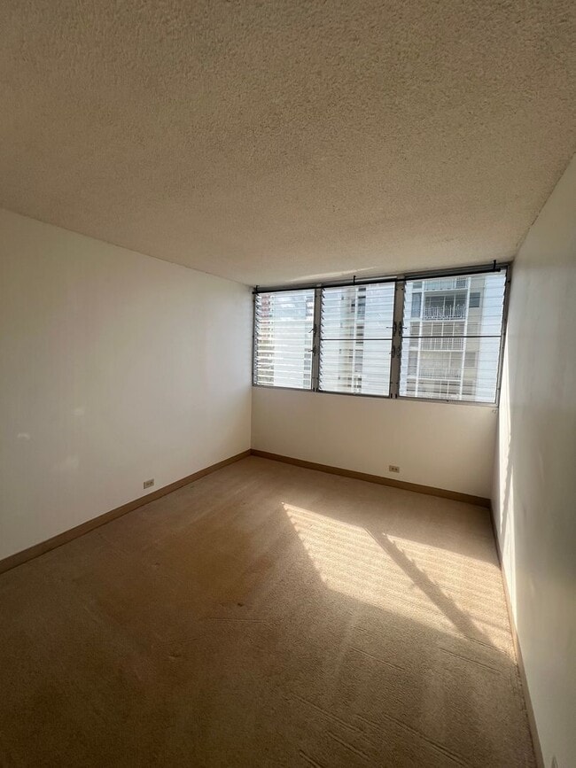 Photo - 1 bedroom, 1 bath, 1 parking in Moiliili!