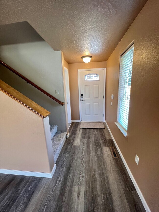 Photo - 943 Glengrove Ave House