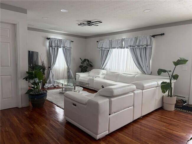 112 Central Dr