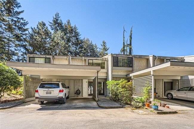 Building Photo - Live on the Lakeview Drive next to Lake Ballinger!