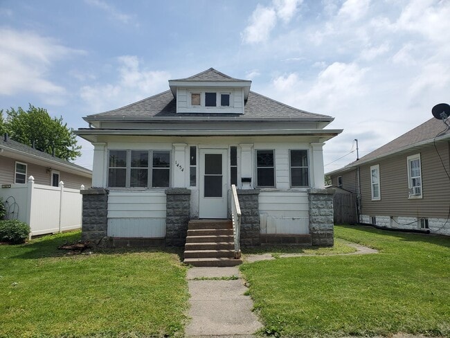 Building Photo - 2 Bedroom 1.5 Bath House in East Moline