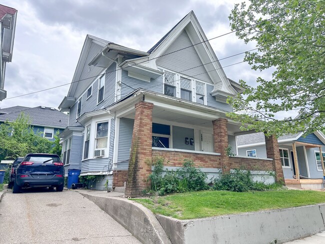 Building Photo - 806 Kalamazoo Ave SE Unit Apt 2