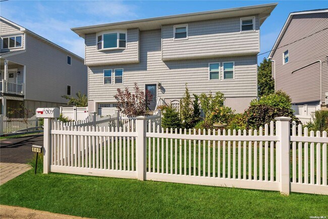 Photo - 869 Beach St