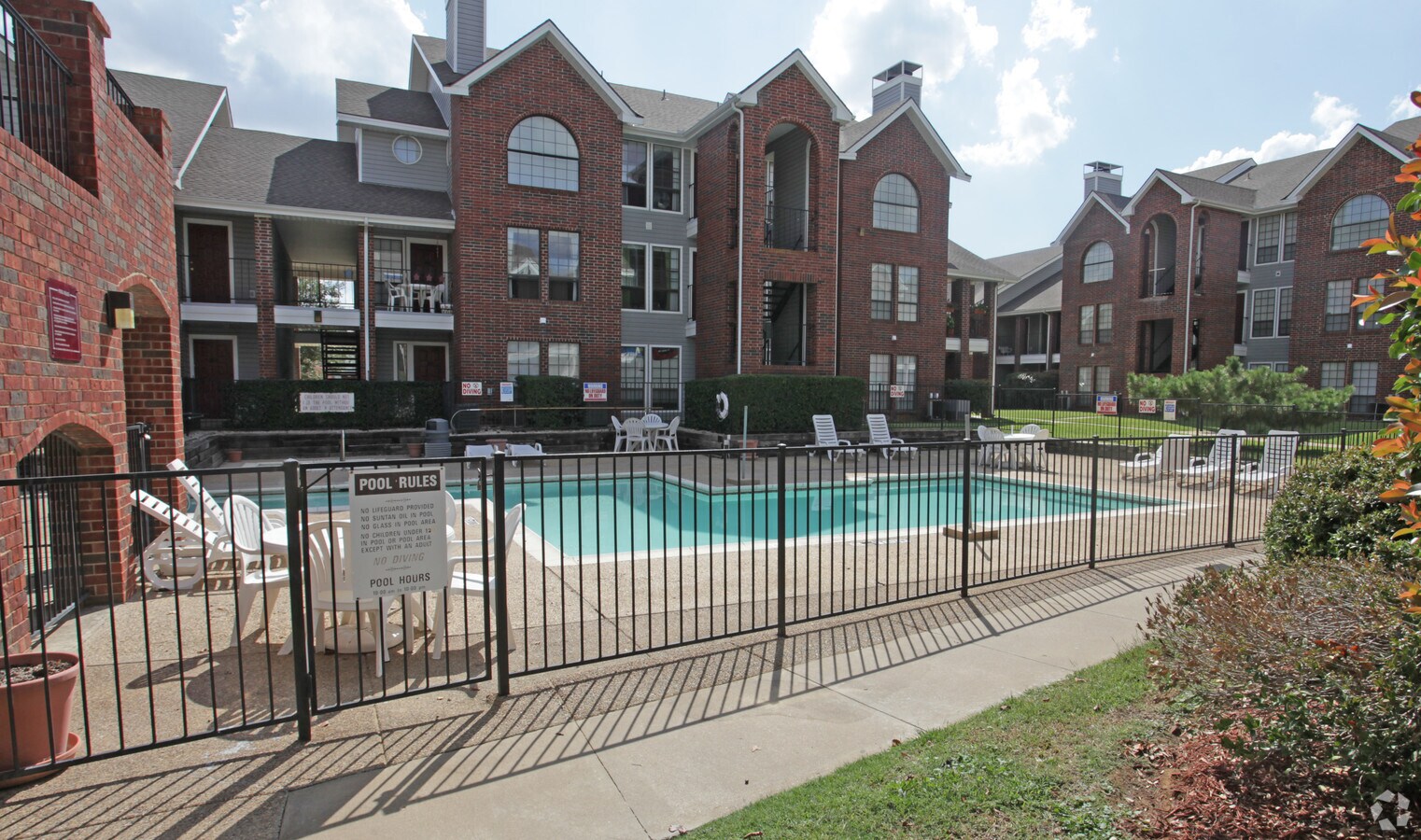 Oakwood Condo Apts Bedford, TX