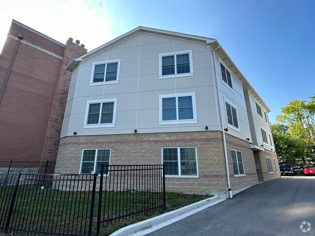 Building Photo - 7441 N Rogers Ave Rental
