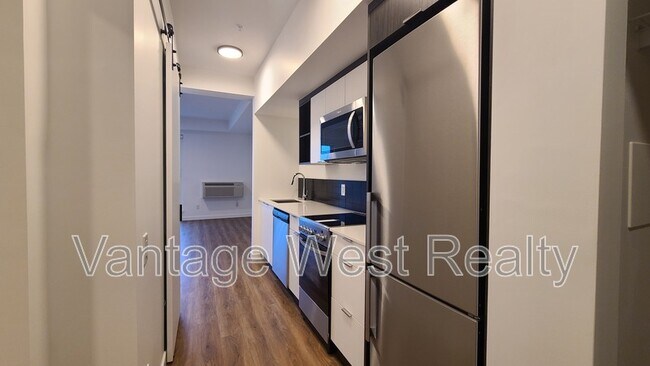 Photo - 615-615 Rutland Rd N