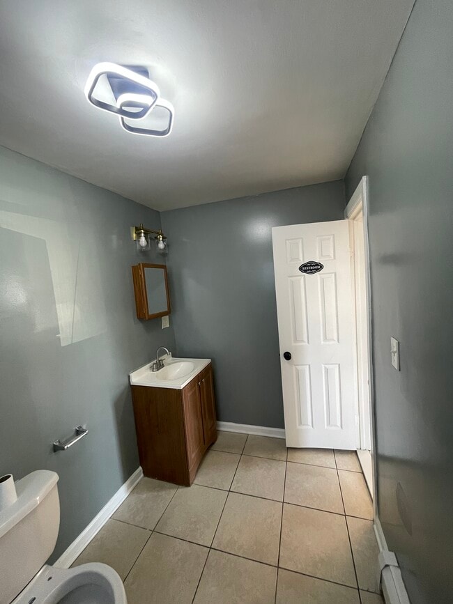 Bathroom - 377 S 10th St Unit 2