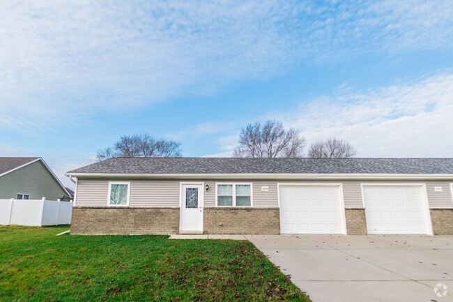 Building Photo - 2 bed 1 bath Duplex for rent in Lowell Rental