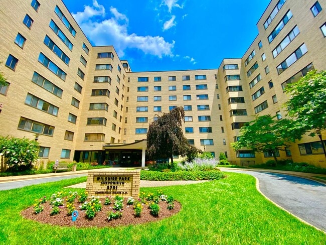 Building Photo - Wilshire Park Condo Studio with Den with Park views in Cleveland Park! Unit 706