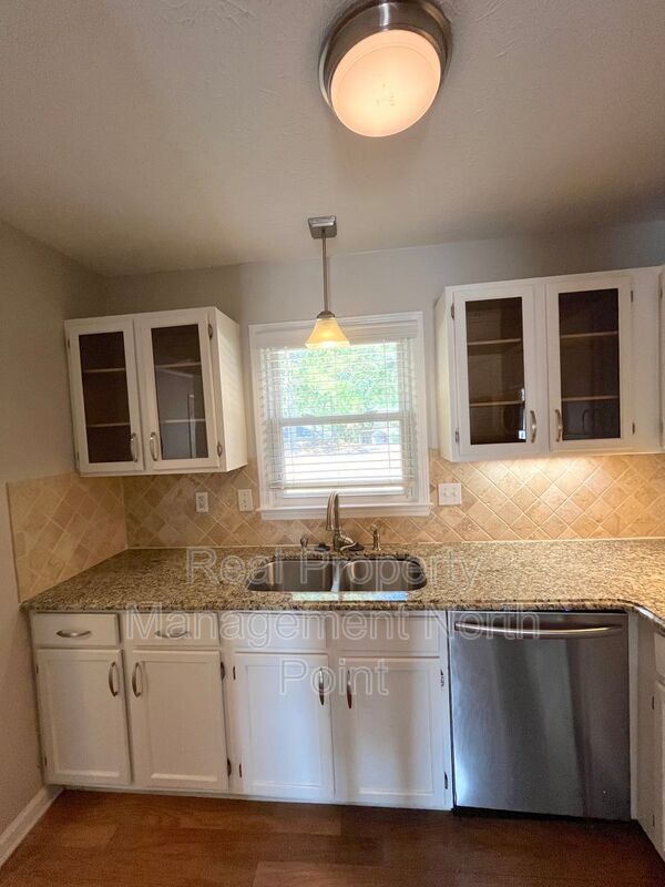 Photo - 585 Wedgewood Dr