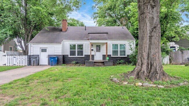 Building Photo - Prime Location! 3 bed/ 2 bath! Schedule a ... Rental