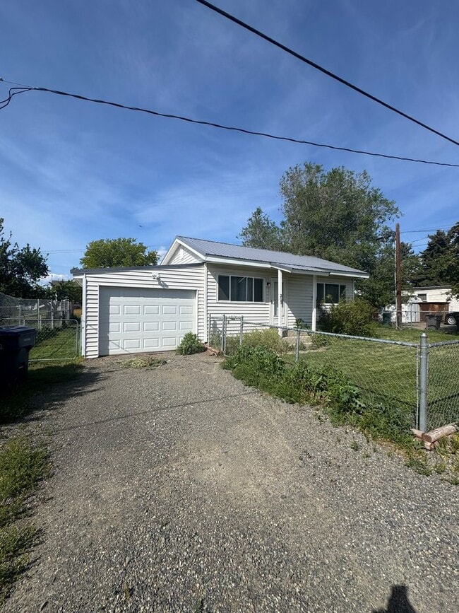 Building Photo - Bright and Welcoming 2-Bedroom Home
