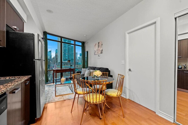 Building Photo - 832 Bay St.