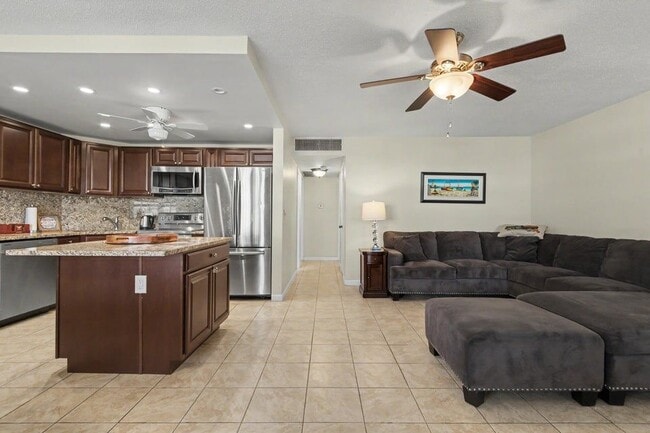Photo - 2455 NE 51st St Unidad e207