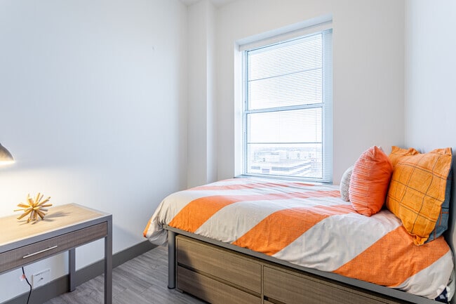 2BR, 2BA - 733 SF