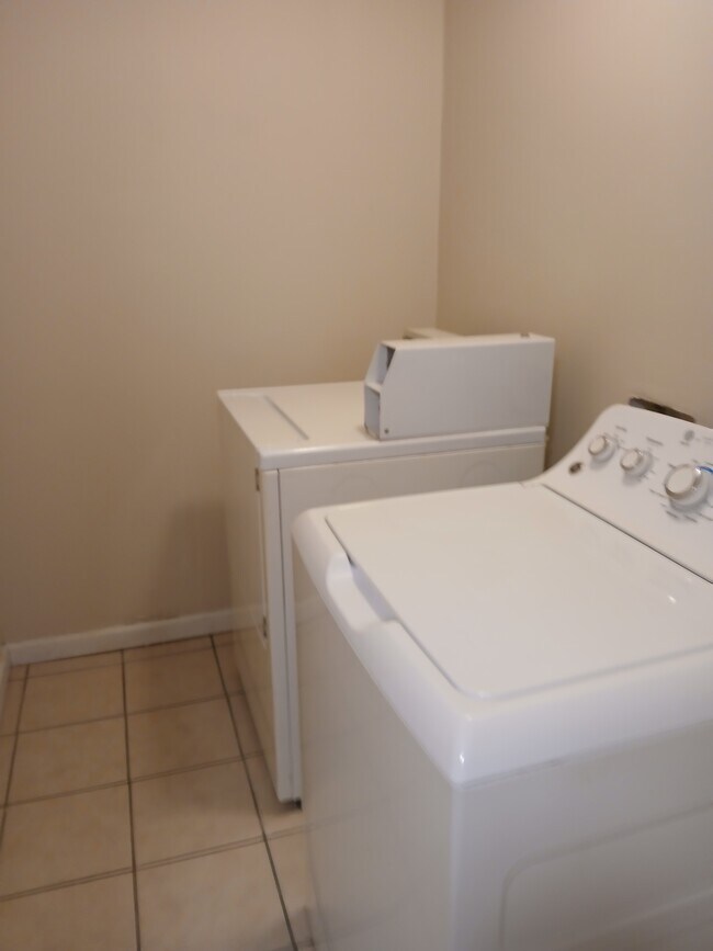 Photo - 319 E Mill St