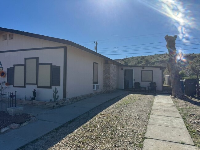 Building Photo - 1 BR 1Ba Furnished Casita with all Utilities Included
