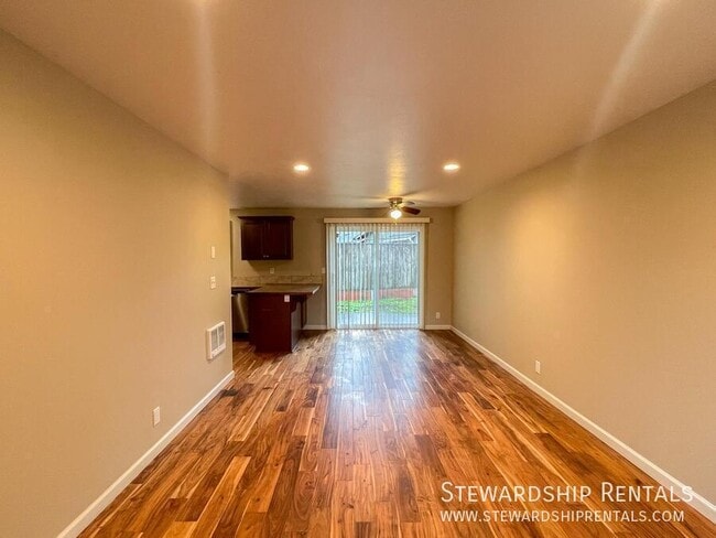 Photo - 723 W Quinalt St