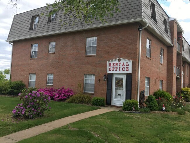 Monticello Square Apartments
