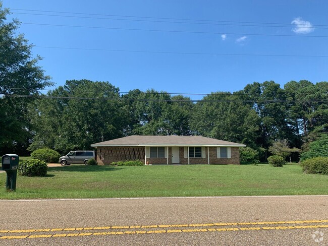 Building Photo - 3BR/2BA Home Across From Turtle Back Entra...