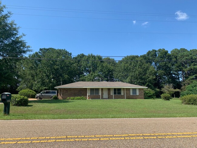 3BR/2BA Home Across From Turtle Back Entra... - 3BR/2BA Home Across From Turtle Back Entra...