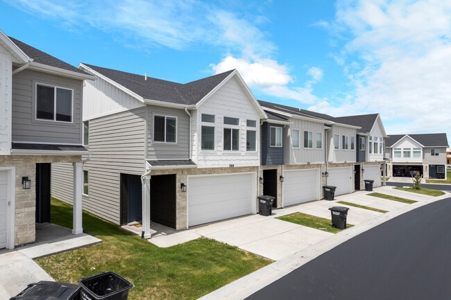 Building Photo - 569 N Richland Valley St Rental