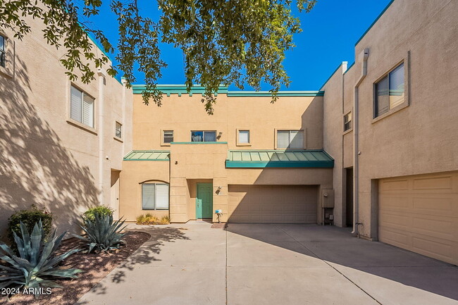 Photo - 1015 S Val Vista Dr Townhome