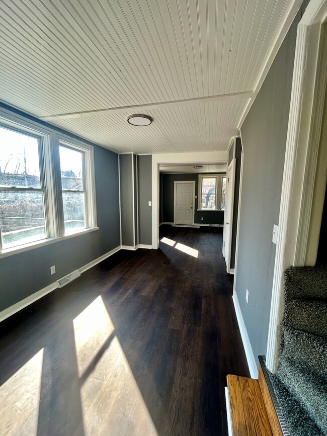 Photo - 389 E King St