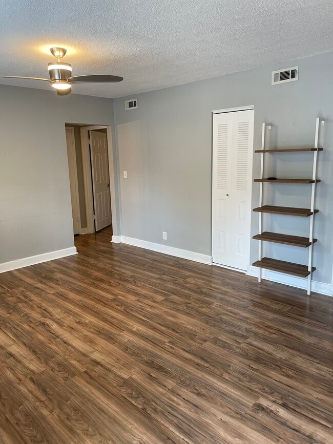 Amplia sala de estar - 9055 Wrenwood Ln Unidad 9055 Wrenwood