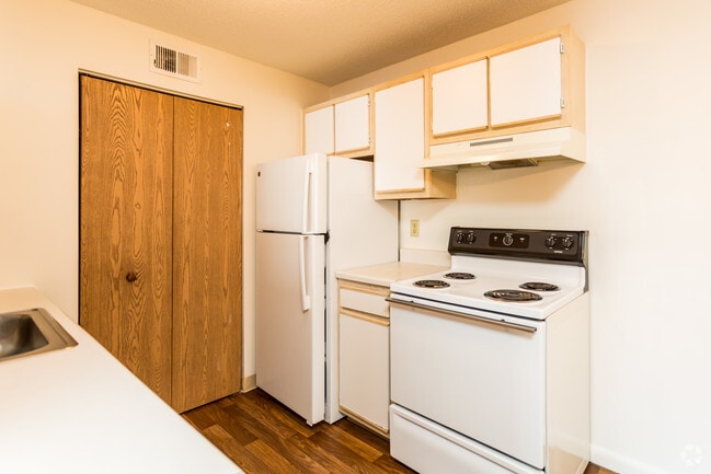 2BR, 1BA - The Cambridge 851 SF
