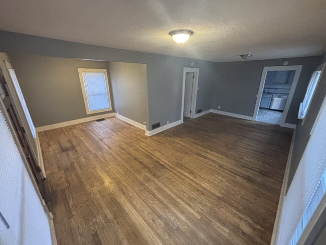 Photo - "Charming 2-Bed Duplex Gem in Grand Rapids – Perfect Location on Quarry Ave!" Unidad 1