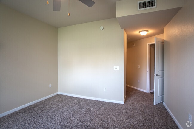 2BR, 2BA-1129 SF