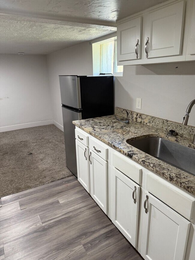 Building Photo - 2312 Harrison Blvd Unit Downstairs