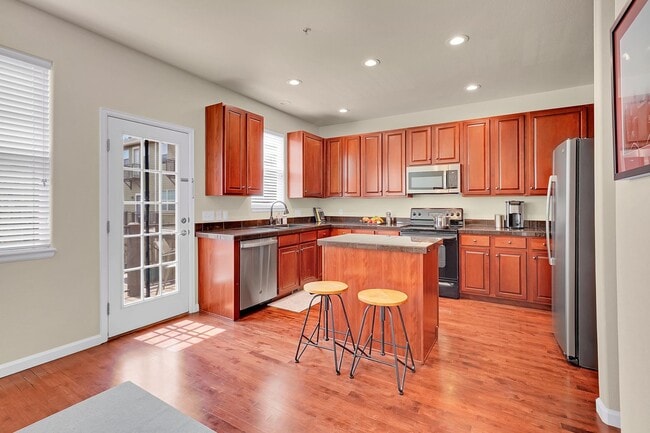 Building Photo - Immaculate 3 Bedroom Townhome Near Downtown COS