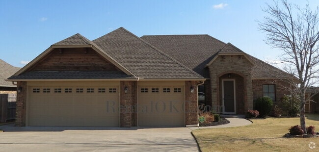 Building Photo - Stunning 3 Bed/2 Bath with office with bea... Rental