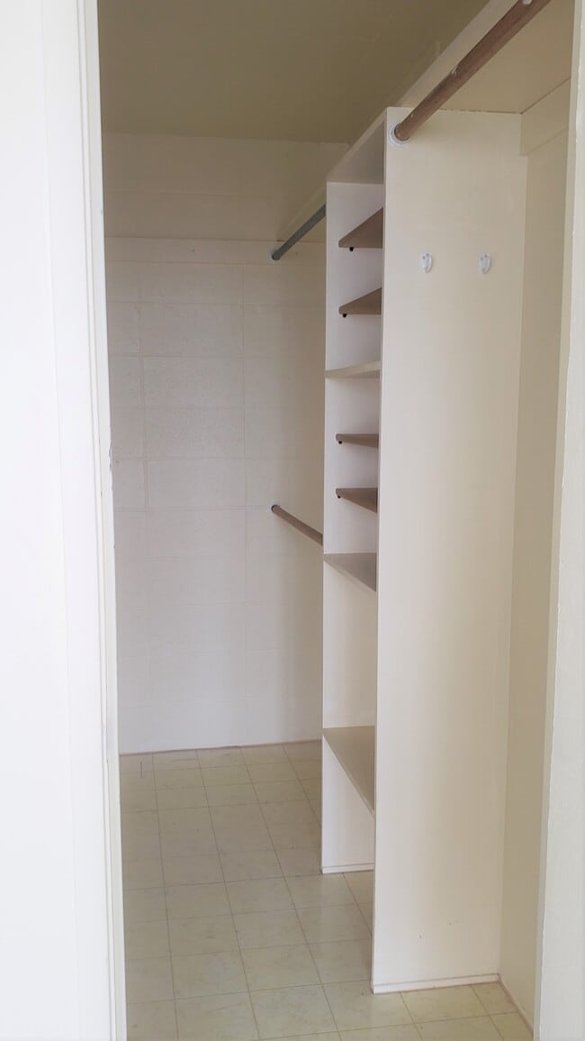 Walk-in closet - 95-061 Waikalani Dr Unit #D1103