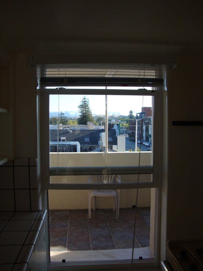 Ventana de cocina S5 (SO) - 411 California Ave