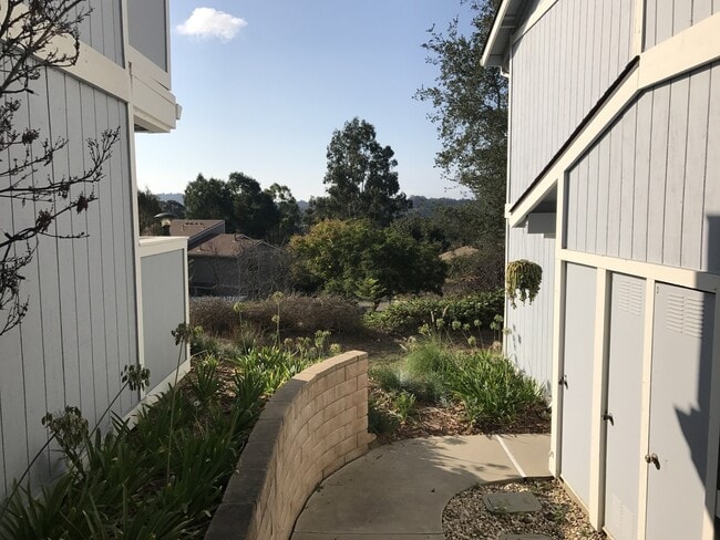 Building Photo - Spacious One Bedroom Condo w/ Mountain Views!