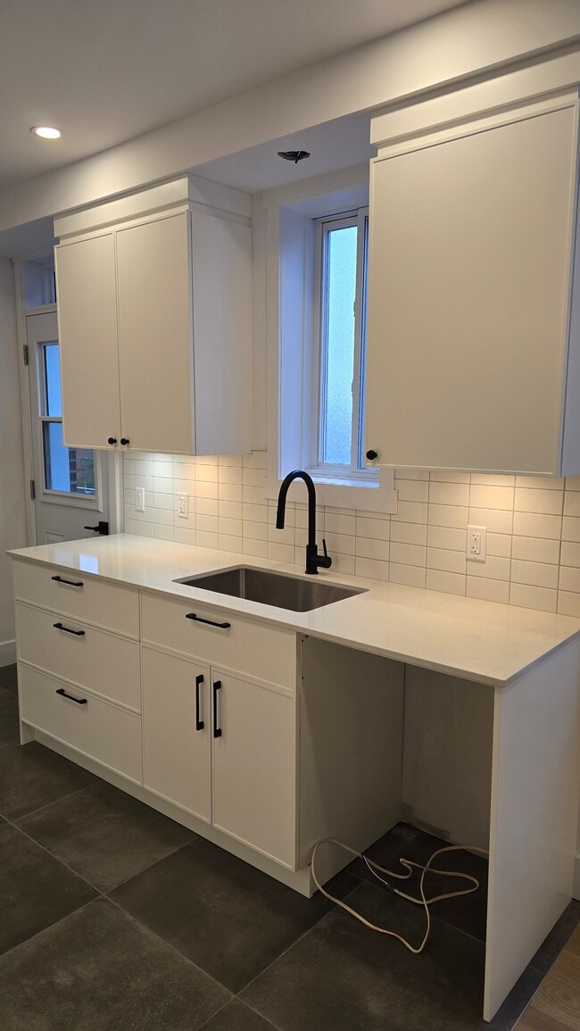 Building Photo - 2035 Rue De Chambly Unit 2035