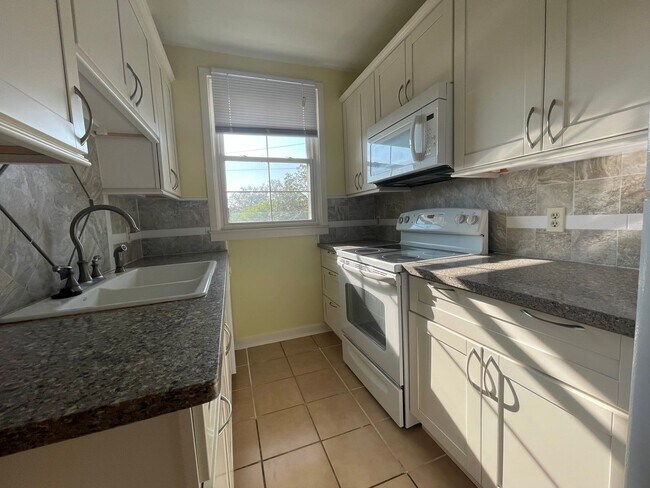 Photo - St Charles Ave 1BR with OFF STREET parking... Unit 303