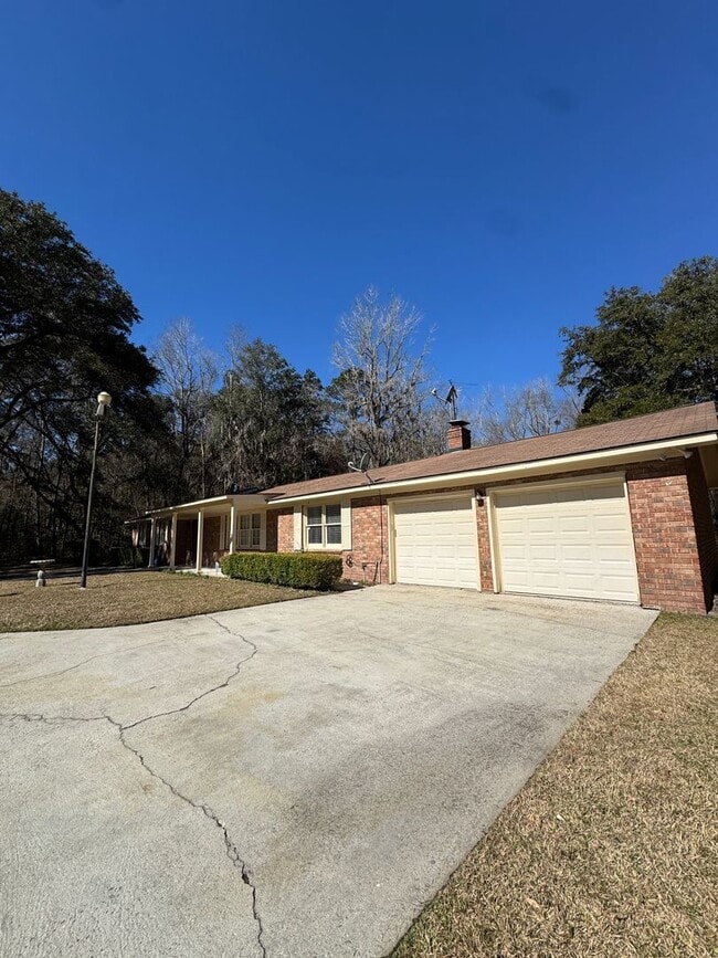 Photo - 3 BED | 2 BATH | TWO CAR GARAGE | LARGE FRONT AND BACK YARDS | AVAILABLE NOW