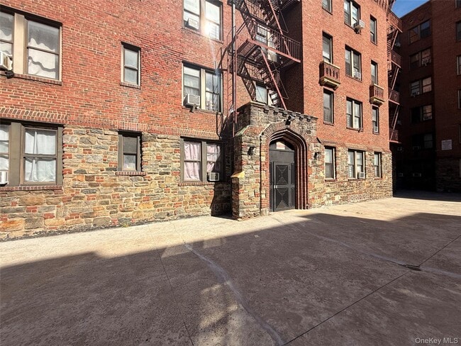 Building Photo - 106 Highland Ave