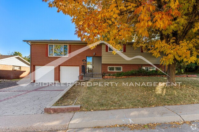 Building Photo - Spacious Home with Natural Light & Fenced ...