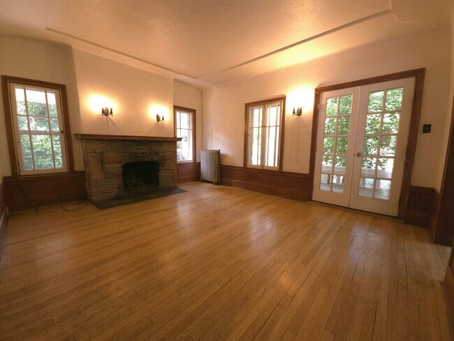 Photo - Main Floor of Triplex with Awesome Front P... Unidad 2