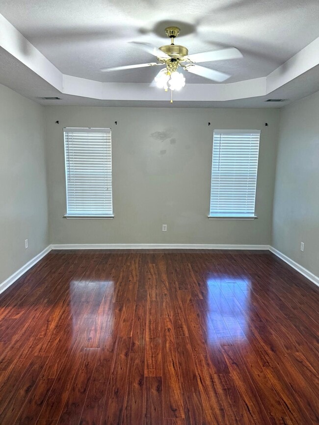 Photo - 911 Cannock St