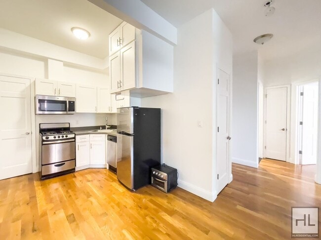 Building Photo - WYCKOFF AVENUE / Spacious 2-Bed 1 Bath / B... Rental